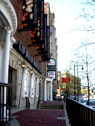 http://www.berkshirefinearts.com/uploadedImages/articles/576_Williamstown-Theatre58366.jpg